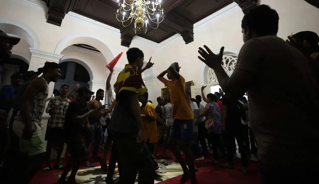 Para pengunjuk rasa bernyanyi dan menari setelah menyerbu kediaman resmi Presiden Sri Lanka Gotabaya Rajapaksa di Kolombo, Sri Lanka, 9 Juli 2022. Ini adalah hari demonstrasi terbesar yang juga melihat orang banyak menyerbu rumah dan kantor presiden. (AP Photo/Eranga Jayawardena)