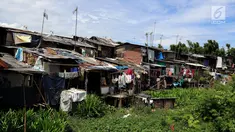 Pemandangan hunian di kawasan padat penduduk, Kapuk, Jakarta, Senin (26/3). Gubernur DKI Jakarta Anies Baswedan mengatakan 50 persen penduduk Jakarta tidak memiliki rumah sendiri. (Liputan6.com/JohanTallo)
