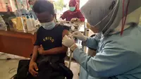 Salah satu pasien thalasemia menerima suntikan vaksin Pfizer di RSUD Tangerang. (Foto: Pramita)