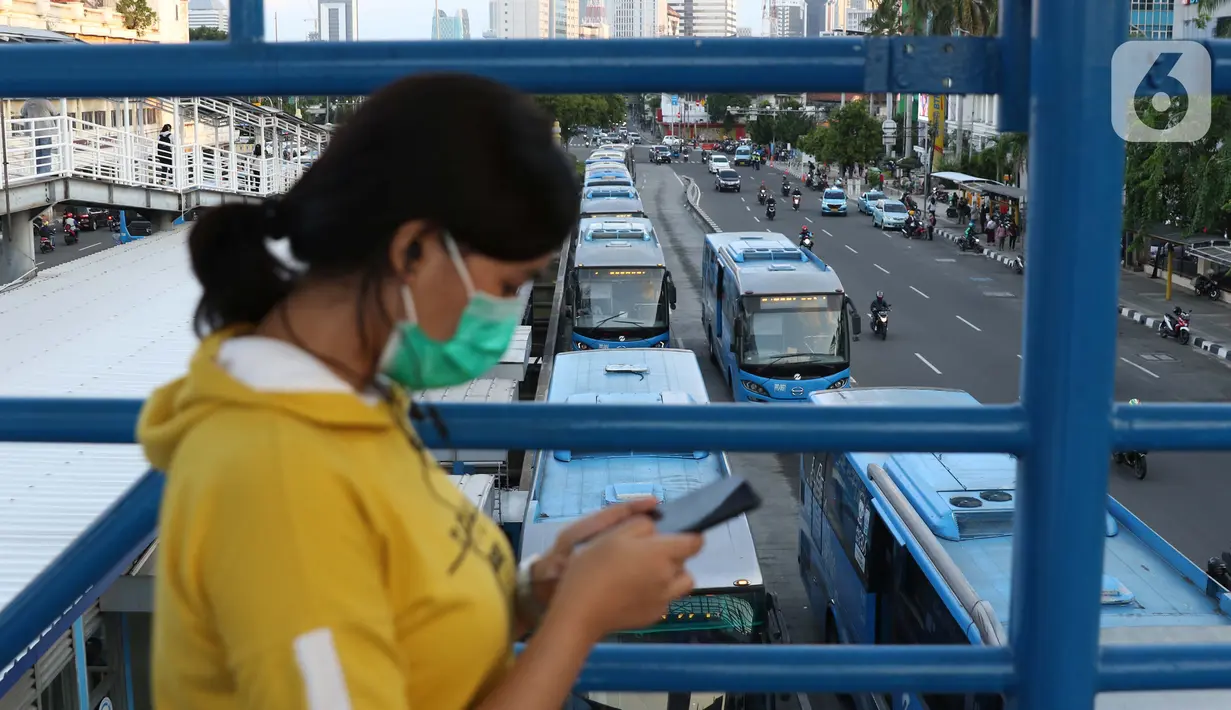 Warga melintas di JPO menuju halte transjakarta Harmoni, Jakarta, Kamis (1/10/2020). Pemberlakuan PSBB II berdampak pada menurunya pengguna transjakarta, selama dua pekan penerapan jumlah pengguna transjakarta tercatat 3.632.047. (Liputan6.com/Helmi Fithriansyah)