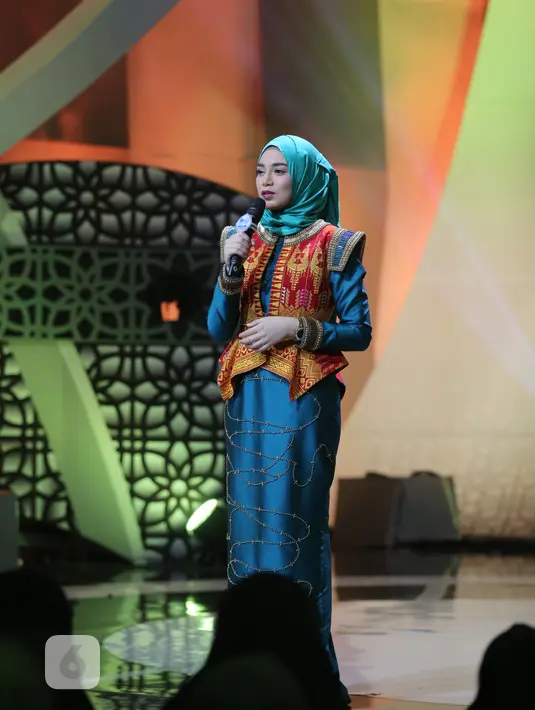 Seperti para kontestan, menjelang berakhirnya acara, baik Uyaina Arshad dan Gilang Dirga juga diberikan nilai oleh dewan juri.  Nilai dari kelima dewan juri tersebut berakhir dengan nilai sama. (Adrian Putra/Bintang.com)