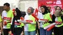 Para suporter yang turut hadir dalam acara football challenge Pembalap Pertamina Enduro di Stadion Madya, Senayan, Jakarta pada Jumat, (24/1/2025).  (Bola.com/Abdul Aziz)