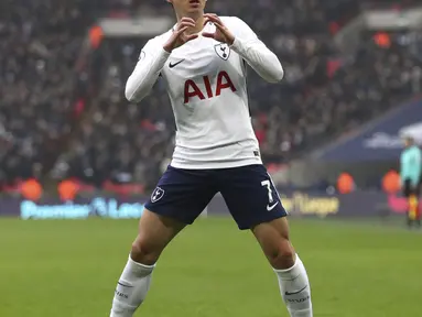 Pemain Tottenham Hotspur, Son Heung-Min merayakan golnya ke gawang Huddersfield Town pada laga Premier League di Wembley Stadium, London, (3/3/2018). Tottenham menang 2-0.(John Walton/PA via AP)