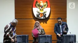 Wakil Ketua KPK, Lili Pantauli Siregar (tengah) bersama Ketua KPU, Arief Budiman bersiap memberi keterangan terkait OTT terhadap Komisioner KPU Wahyu Setiawan di Gedung KPK, Jakarta, Kamis (9/1/2020). KPK menyita uang Rp400 juta dalam bentuk dollar Singapura. (Liputan6.com/Herman Zakharia)