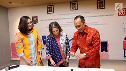 Chief Marketing Officer DOKU, Himelda Renuat, Chief Operating Officer DOKU, Nabilah Alsagoff dan Dirjen Dukcapil Zudan Arif Fakrulloh saat penandatanganan kerja sama pemanfaatan data kependudukan di Jakarta, Jumat (11/1). (Liputan6.com/Fery Pradolo)