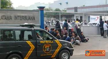 Citizen6, Bekasi: Pihak keamanan Jababeka bekerja sama dengan kepolisian sedang melakukan negosiasi dengan perwakilan SFPMI. (Pengirim: Patlisan)