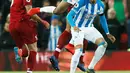 Duel udara bek tengah Liverpool, Virgil van Dijk dengan pemain Huddersfield Town, Juninho Bacuna dalam laga lanjutan Premier League 2018-19 pekan ke-36 di Anfield, Jumat (26/4). Bermain di kandang sendiri, Liverpool menang dengan skor telak 5-0.  (REUTERS/Andrew Yates)