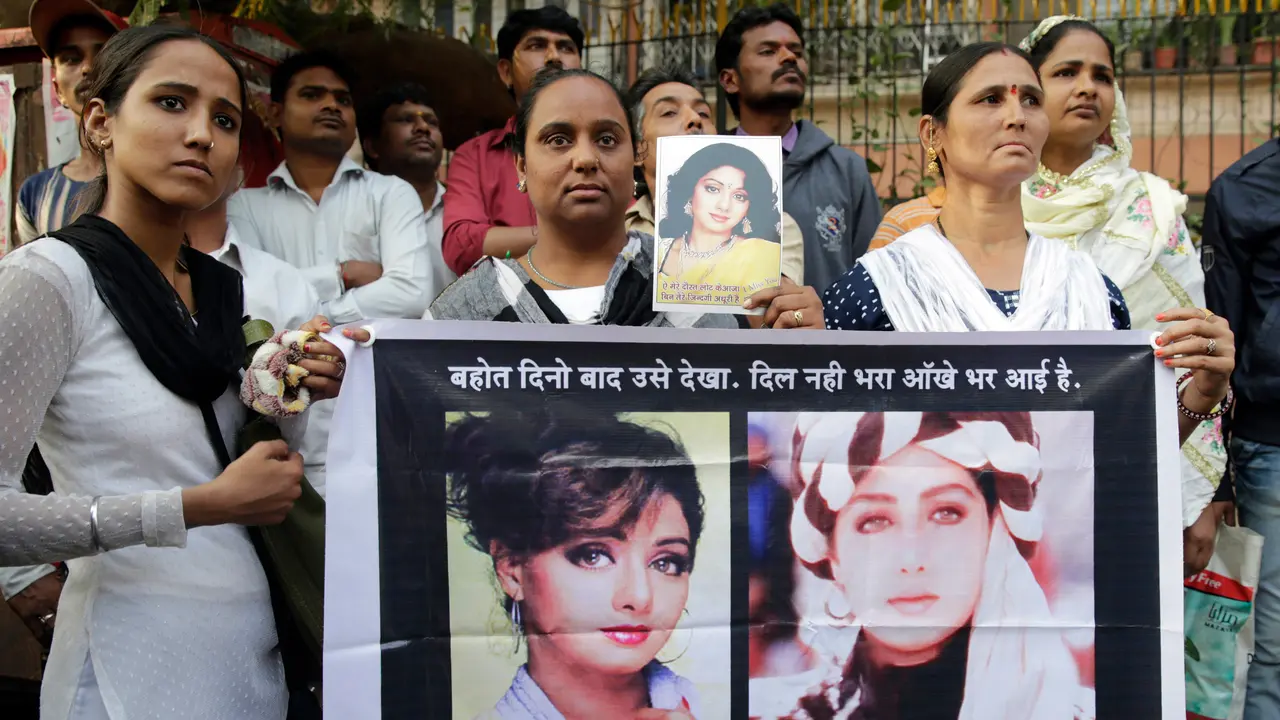 Jelang Pemakaman, Ribuan Fans Berkumpul di Rumah Sridevi Kapoor