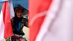 Seorang petani Kendeng kembali melakukan aksi protes di depan Istana Merdeka, Jakarta, Senin (4/9). Warga yang sebagian besar terdiri dari kaum perempuan itu meminta Presiden Jokowi menghentikan aktivitas pabrik semen di Rembang (Liputan6.com/Johan Tallo)