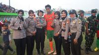 Kurnia Meiga dimintai foto bersama para Polwan yang mengamankan Habibie Cup seusai membawa Persipare ke final Habibie Cup. (Bola.com/Ahmad Latando)