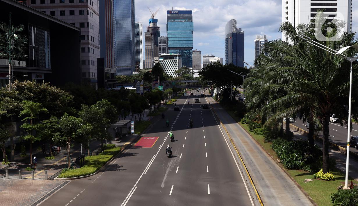 Sejumlah kendaraan melintasi jalan di kawasan Sudirman, Jakarta, Jumat (25/12/2020). Libur Natal dan Tahun Baru 2021 membuat jalanan di beberapa wilayah Ibu Kota terpantau lengang tanpa kemacetan. (Liputan6.com/Angga Yuniar)