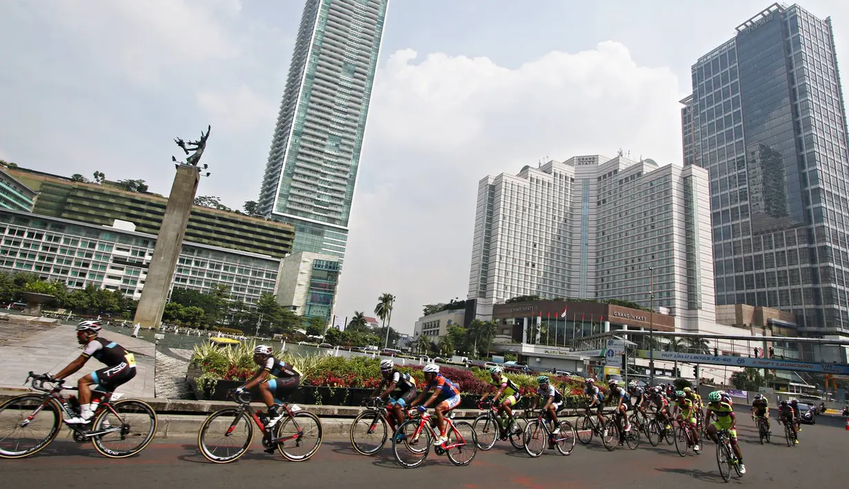 Pebalap sepeda melewati bundaran HI selama  even Tour de Jakarta 2016, Sabtu (30/7). Tour de Jakarta merupakan balapan di tengah kota dengan jarak tempuh 175,5 km yang terbagi dalam 13 putaran. (Liputan6.com/Immanuel Antonius)