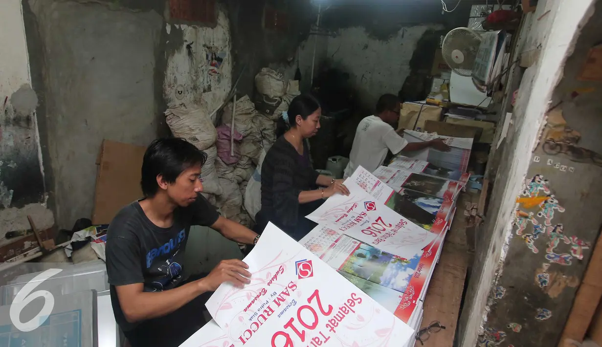 Pekerja merapihkan tahapan akhir pembuatan kalender 2016 di Jakarta, Rabu (25/11). Jelang taun 2016 permintaan pemesanan kalender meningkat sebesar 100%, mayoritas pemesanan berasal dari perkantoran dan hotel. (Liputan6.com/Angga Yunuar)