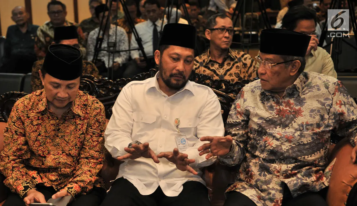 Ketua Umum Pengurus Besar Nahdlatul Ulama (PBNU) Said Aqil Siroj berbincang dengan Direktur Utama Bulog Budi Waseso saat menghadiri peluncuran Rumah Pangan Santri di Gedung PBNU, Jakarta, Rabu (3/10). (Merdeka.com/Iqbal S. Nugroho)