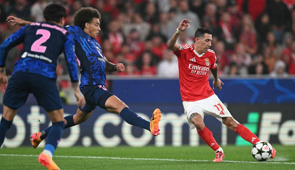 Benfica melanjutkan awal sempurna mereka di Liga Champions dengan kemenangan telak 4-0 atas Atletico Madrid, Kamis (3/10/2024) dini hari WIB. (AFP/Patricia De Melo Moreir)