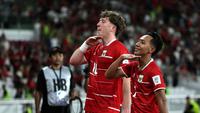 Pemain Timnas Indonesia, Beckham Putra (kanan) dan Ole Romeny melakukan selebrasi setelah mencetak gol ke gawang St Kitts and Nevis dalam laga semifinal FIFA Series 2026 di Stadion Utama Gelora Bung Karno (SUGBK), Senayan, Jakarta, Jumat (27/03/2026). (Bola.com/Abdul Aziz)