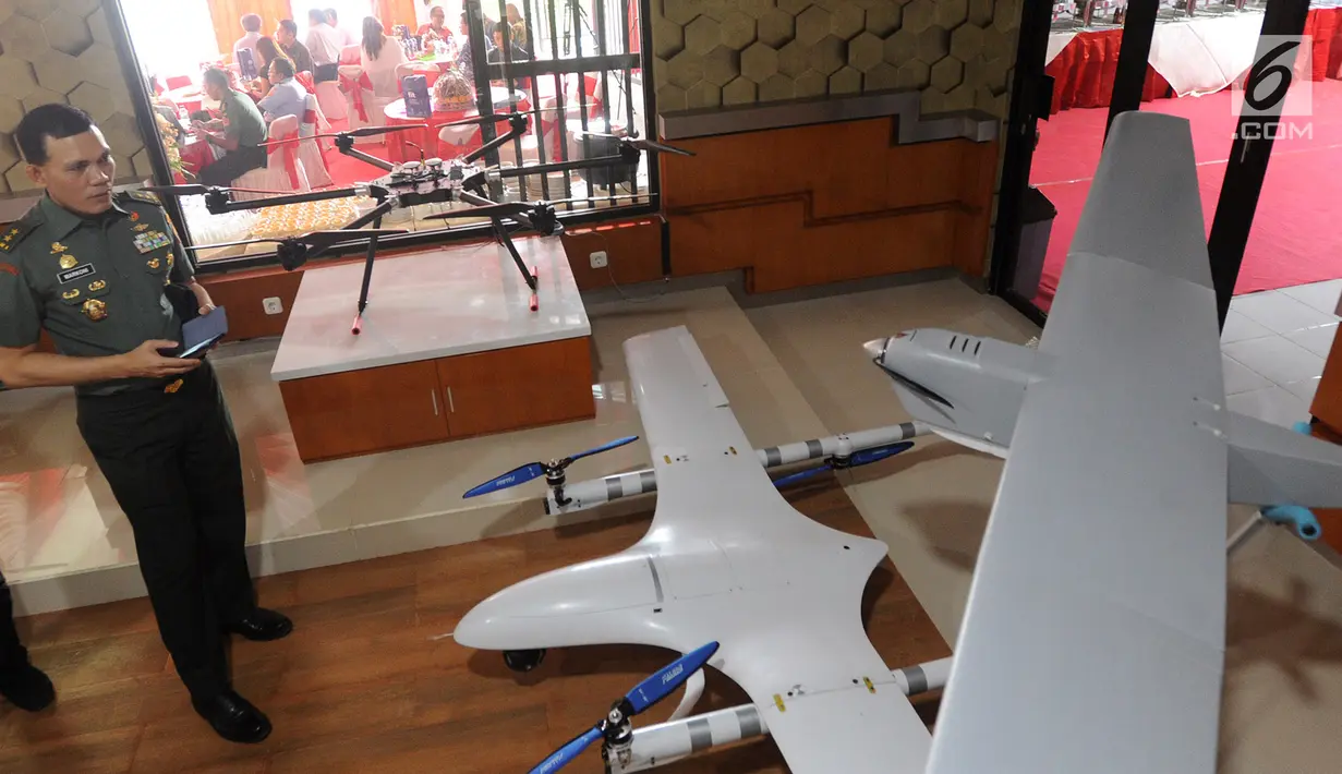 Prajurit TNI menjajal drone saat pelatihan drone bagi prajuritnya di PT Farmindo Inovasi Teknologi, Sentul, Bogor, Jawa Barat, (19/4). Pabrik tersebut diresmikan sebagai pabrik drone pertama di Indonesia. (Merdeka.com/Arie Basuki)