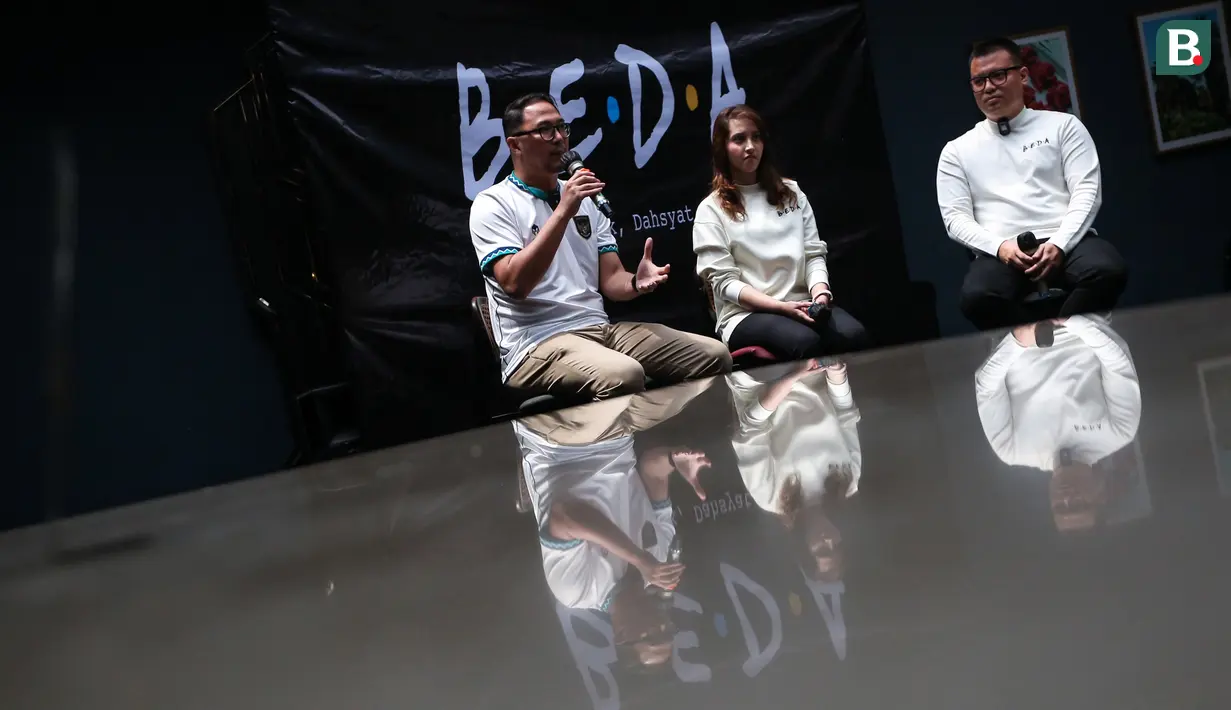 <p>Sportcaster, Jerry Arvino (kiri) memberikan keterangan saat deklarasi dukungan B.E.D.A kepada pencalonan Erick Thohir sebagai Ketua Umum PSSI yang berlangsung di GIOI Menteng, Jakarta, Rabu (18/1/2023). (Bola.com/Bagaskara Lazuardi)</p>