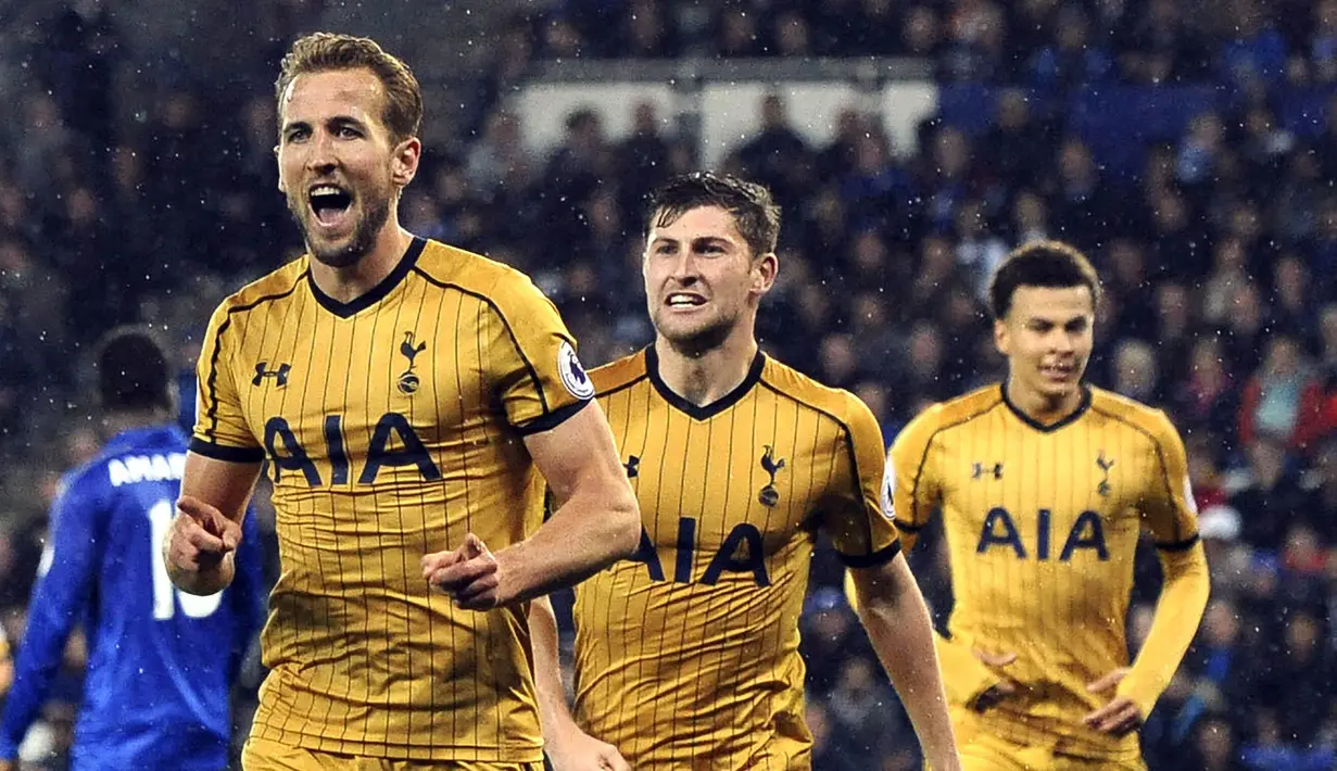 Striker Tottenham Hotspur, Harry Kane, melakukan selebrasi usai mencetak gol ke gawang Leicester City di Stadion King Power, Kamis, (18/05/2017). Harry Kane menjadi top skorer Premier League setelah mencetak 29 gol. (AP/Rui Vieira)