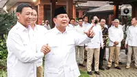 Prabowo menyambut Wiranto didampingi Sekjen Gerindra Ahmad Muzani, Kapolda Metro Jaya Komjen Pol (Purn) Mochammad Iriawan (Iwan Bule) yang telah menjadi kader Gerindra, hingga mantan Ketua Mahkamah Konstitusi (MK) Jimly Asshiddiqie. (Liputan6.com/Faizal Fanani)