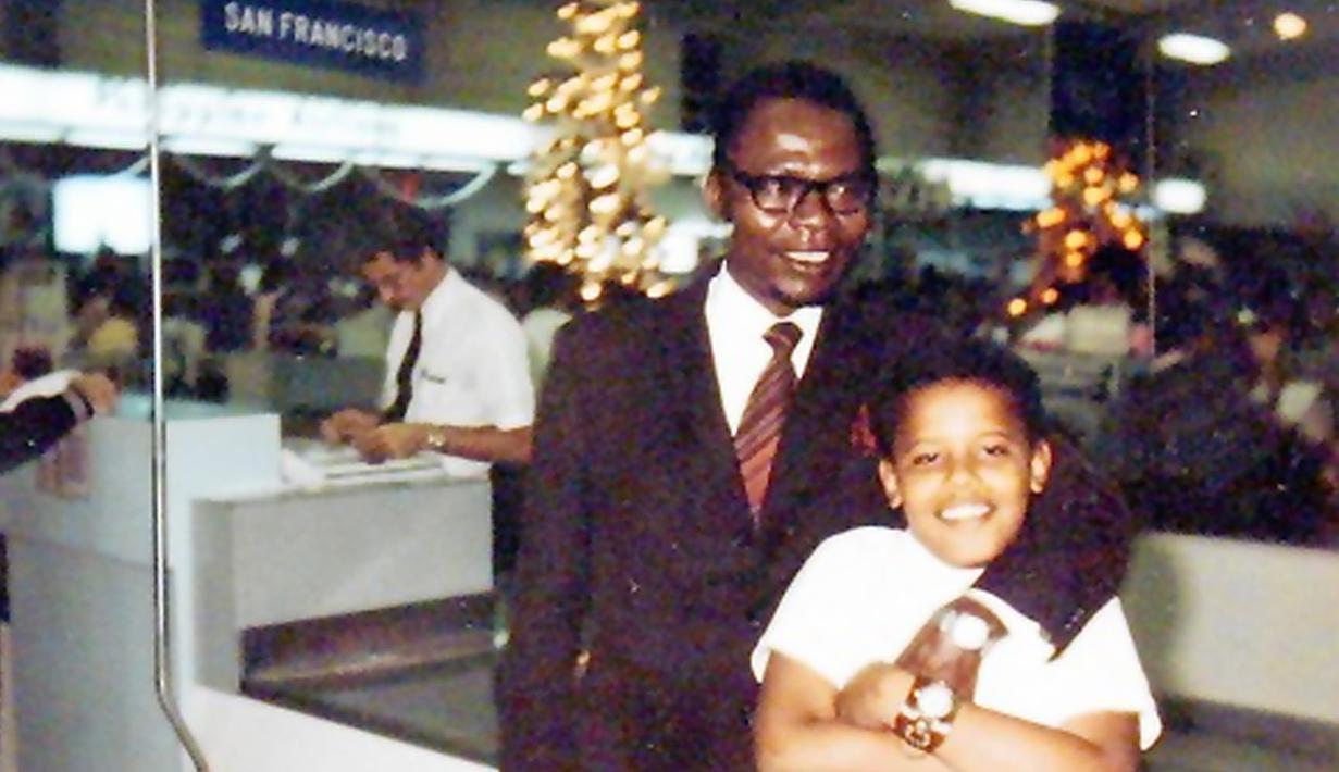 Barack Obama (kanan)) terlihat bersama ayahnya, Barack Obama Sr., di Hawaii pada tahun 1972, dalam sebuah potret keluarga yang dikeluarkan oleh kampanye kepresidenannya pada tahun 2008. (AFP Photo/Obama For America)