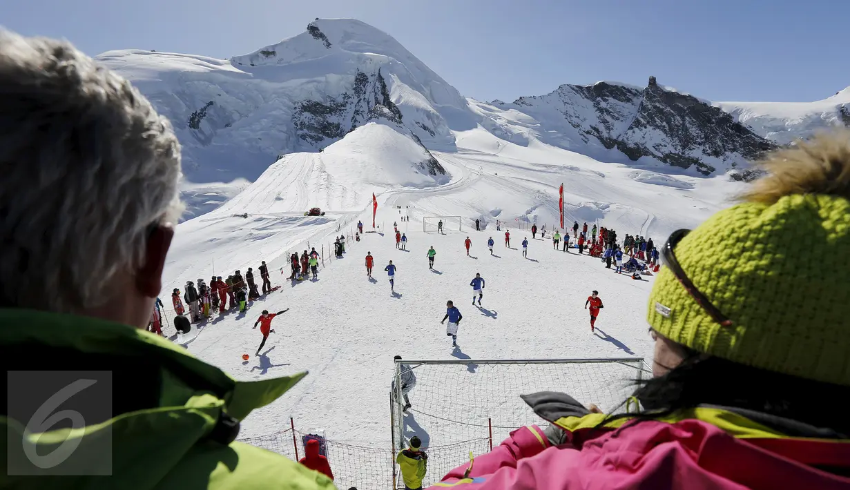 Penonton menyaksikan pertandingan antara Swiss melawan Italia dalam kompetisi The Euro 2016 of the Mountain Villages Soccer Tournament di Gletser Allalin, Swiss (12/3/2016). (Reuters/Ruben Sprich)