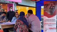 Masyarakat melakukan konsultasi tentang permasalahan hukum langsung kepada aspri Hotman Paris, Putri Maya Rumanti di Bandar Lampung.