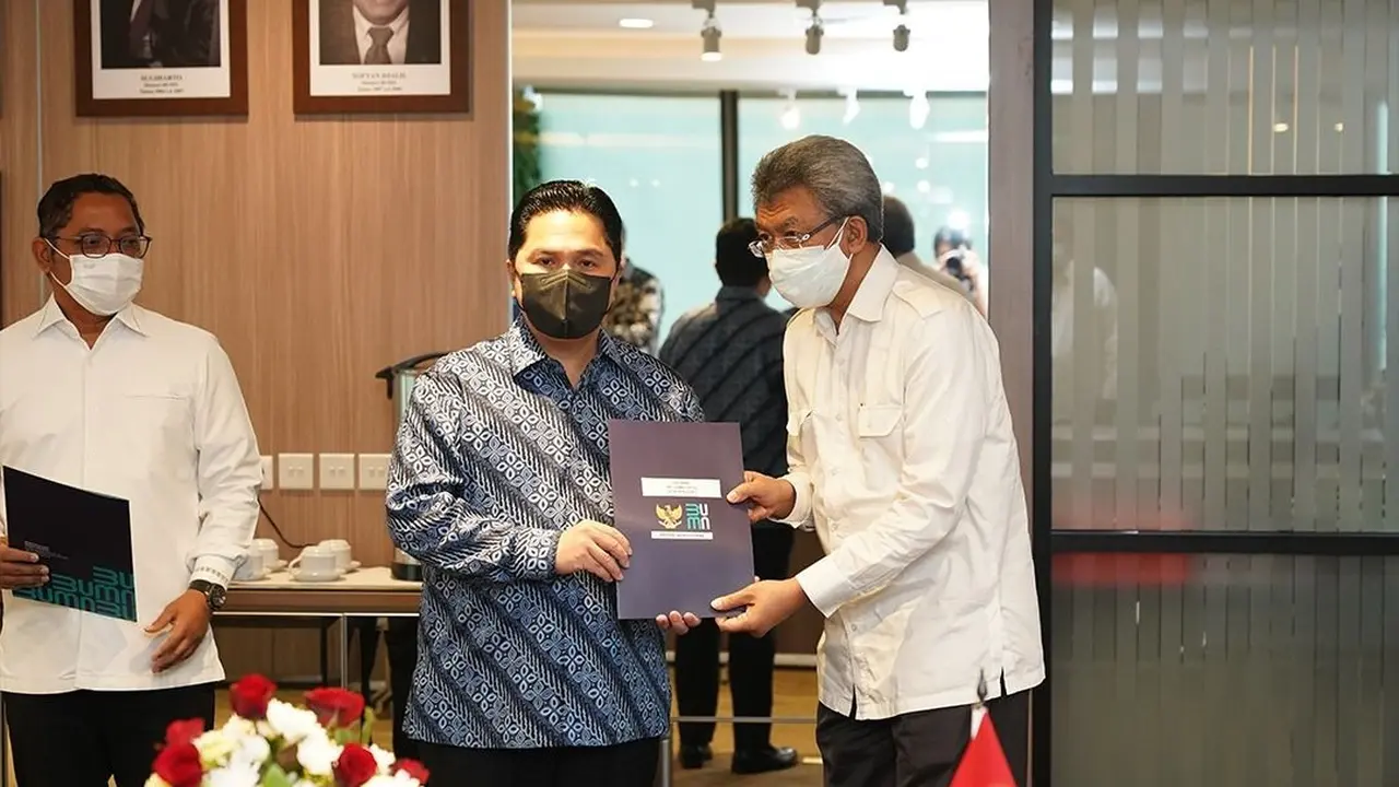 Menteri BUMN Erick Thohir resmi melantik 2 Pejabat Pimpinan Tinggi Madya (setingkat Eselon I) dan Pratama (setingkat Eselon II) sekaligus menyerahkan SK Staf Khusus I Menteri BUMN, Rabu (26/1/2021).