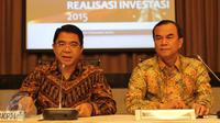 Kepala BKPM, Franky Sibarani (kiri) dan Deputi Bidang Pengendalian Pelaksanaan Penanaman Modal BKPM, Azhar Lubis memberikan keterangan pers terkait hasil pencapaian investasi 2015 di Gedung BKPM, Jakarta, Kamis (21/1/2016). (Liputan6.com/Angga Yuniar)