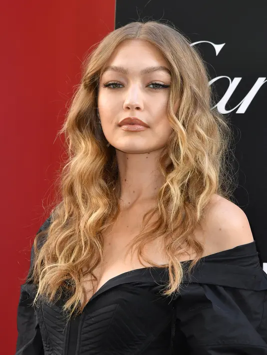 Ekspresi Gigi Hadid saat menghadiri pemutaran perdana "Ocean's 8" di Alice Tully Hall di New York, AS  (5/6). Gigi Hadid tampil cantik dan seksi dengan balutan gaun Vera Wang hitam dengan belahan paha tinggi. (AFP Photo/Angela Weiss)