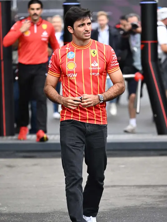 Pembalap Ferrari asal Spanyol, Carlos Sainz tiba di lintasan balap Red Bull Ring di Spielberg, Austria, pada 27 Juni 2024. (Joe Klamar/AFP)