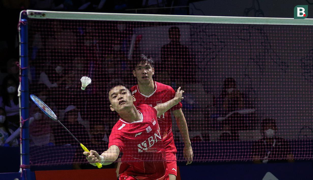 Pebulu tangkis ganda putra Indonesia, Leo Rolly Carnando/Daniel Marthin berusaha mengembalikan kok dari ganda putra Denmark, Kim Astrup/Anders Sakaarup Rasmussen pada babak 16 besar Indonesia Open 2022 di Istora Senayan, Jakarta, Kamis (16/06/2022). (Bola.com/Bagaskara Lazuardi)