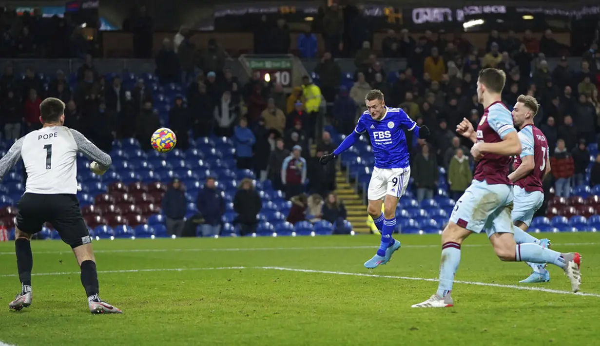 Pemain Leicester Jamie Vardy (9) menyundul bola untuk mencetak gol ke gawang Burnley pada pertandingan Liga Inggris di Stadion Turf Moor, Burnley, Inggris, 1 Maret 2022. Leicester City menang 2-0. (AP Photo/Jon Super)