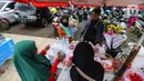 Tradisi menjelang Ramadan menjadi peluang mendapatkan rejeki tambahan bagi penjual bunga tabur dadakan di depan TPU Karet Bivak. (Liputan6.com/Angga Yuniar)