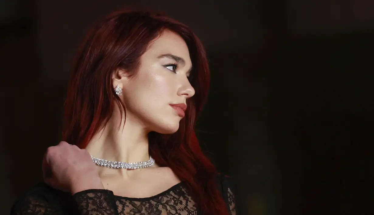 Musisi dan penulis lagu Inggris, Dua Lipa menghadiri 3rd Annual Academy Museum Gala di Academy Museum of Motion Pictures di Los Angeles, Minggu (3/12/2023). (Michael TRAN / AFP)
