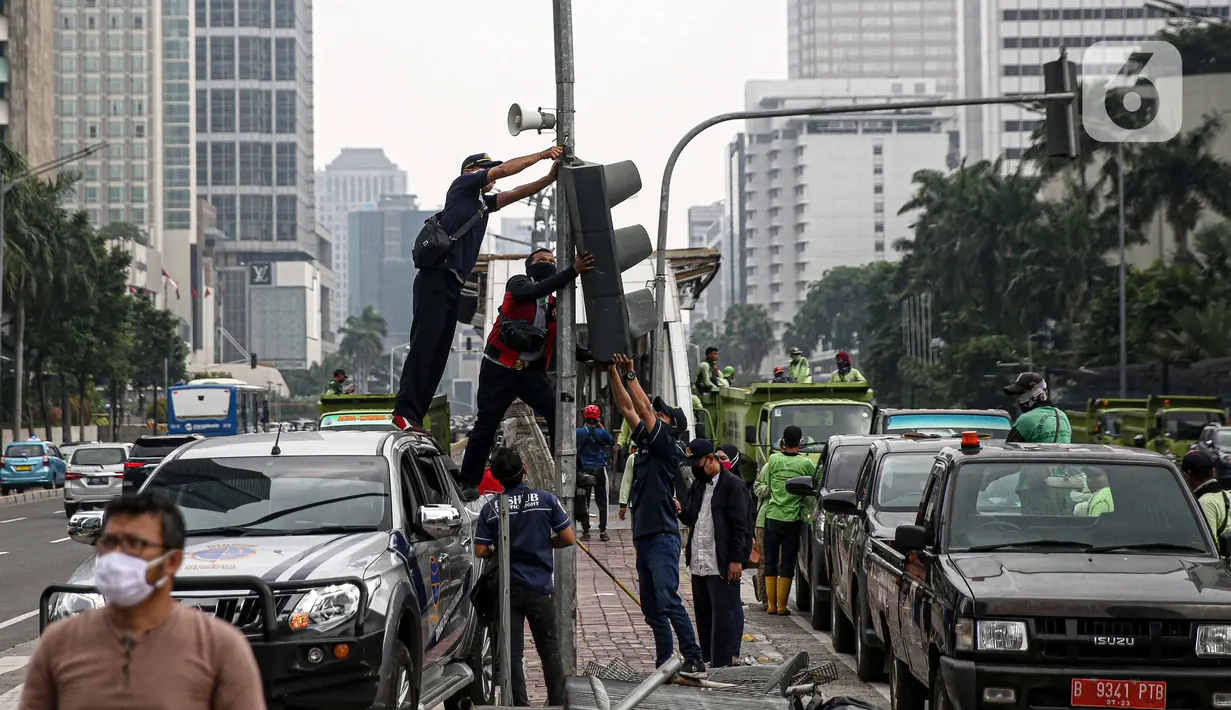 Salah satu fasilitas umum yang dirusak massa aksi di Kawasan Sudirman, Jakarta, Jumat (9/10/2020). Gubernur DKI Jakarta, Anies Baswedan mengatakan, kerugian akibat kericuhan massa saat demo menolak Undang-undang Cipta Kerja di ibu kota diprediksi mencapai Rp 25 miliar. (Liputan6.com/Faizal Fanani)
