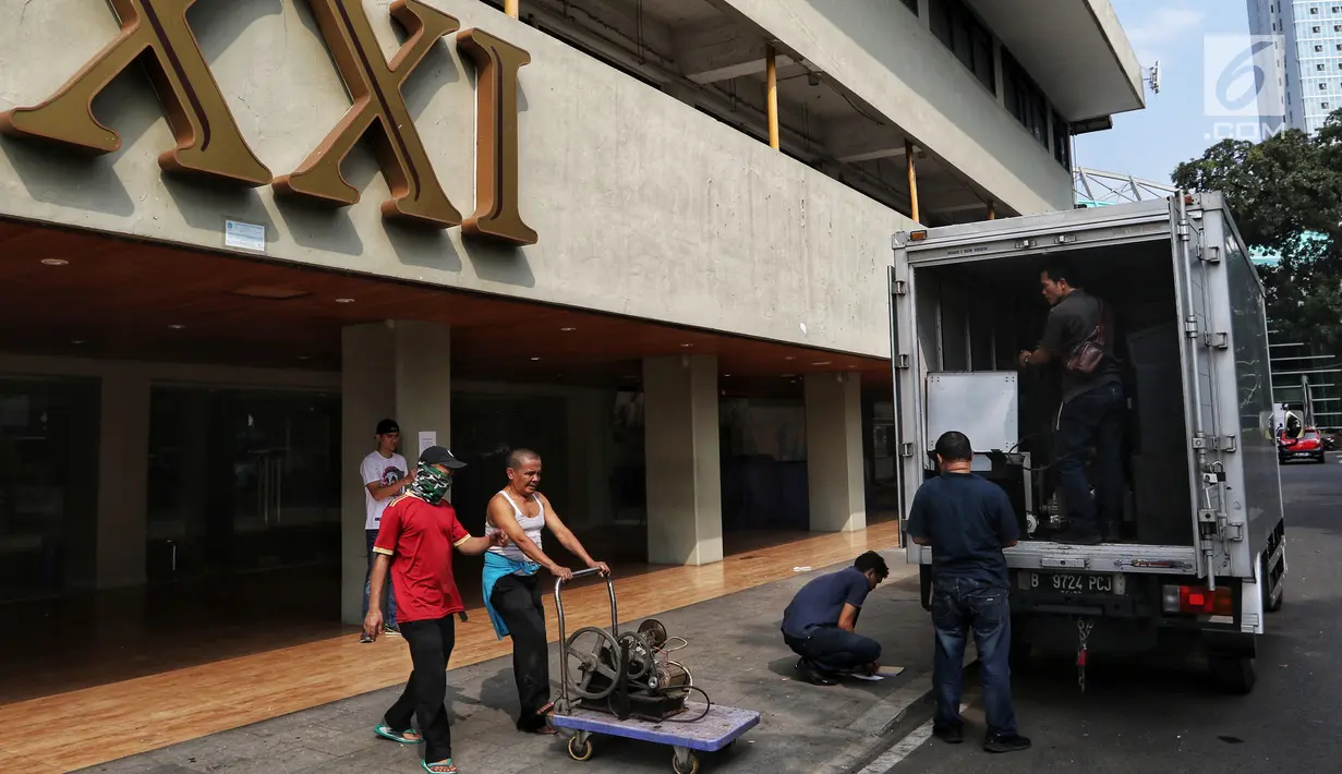 Pekerja memindahkan barang di bioskop XXI Taman Ismail Marzuki (TIM) yang per 19 Agustus 2019 sudah tidak beroperasi lagi, Jakarta, Selasa (20/8/2019). Berhentinya operasional bioskop ini disebabkan masa kontrak yang tak diperpanjang oleh pemprov DKI sebagai pengelola TIM. (Liputan6.com/Johan Tallo)