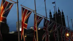 Bendera Inggris berkibar dengan latar Istana Westminster terlihat di London, Sabtu, (1/2/2020). Mulai 1 Februari 2020 ini, Inggris secara resmi telah meninggalkan Uni Eropa (UE) setelah lebih dari tiga tahun referendum yang membuat negara itu terpecah belah. (AP Photo/Alastair Grant)