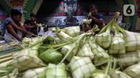 Hari Raya Idul Fitri di Indonesia sangat identik sekali dengan kehadiran beberapa makanan tertentu, di antaranya adalah ketupat yang sering menjadi teman untuk makan opor ayam dan kuahnya. (Liputan6.com/Johan Tallo)