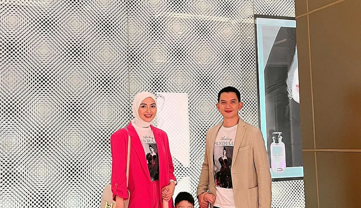 Gaya senada Citra Kirana-Rezky Adhitya pakai blazer berwarna, meningkatkan gaya. [Foto: IG/citraciki].