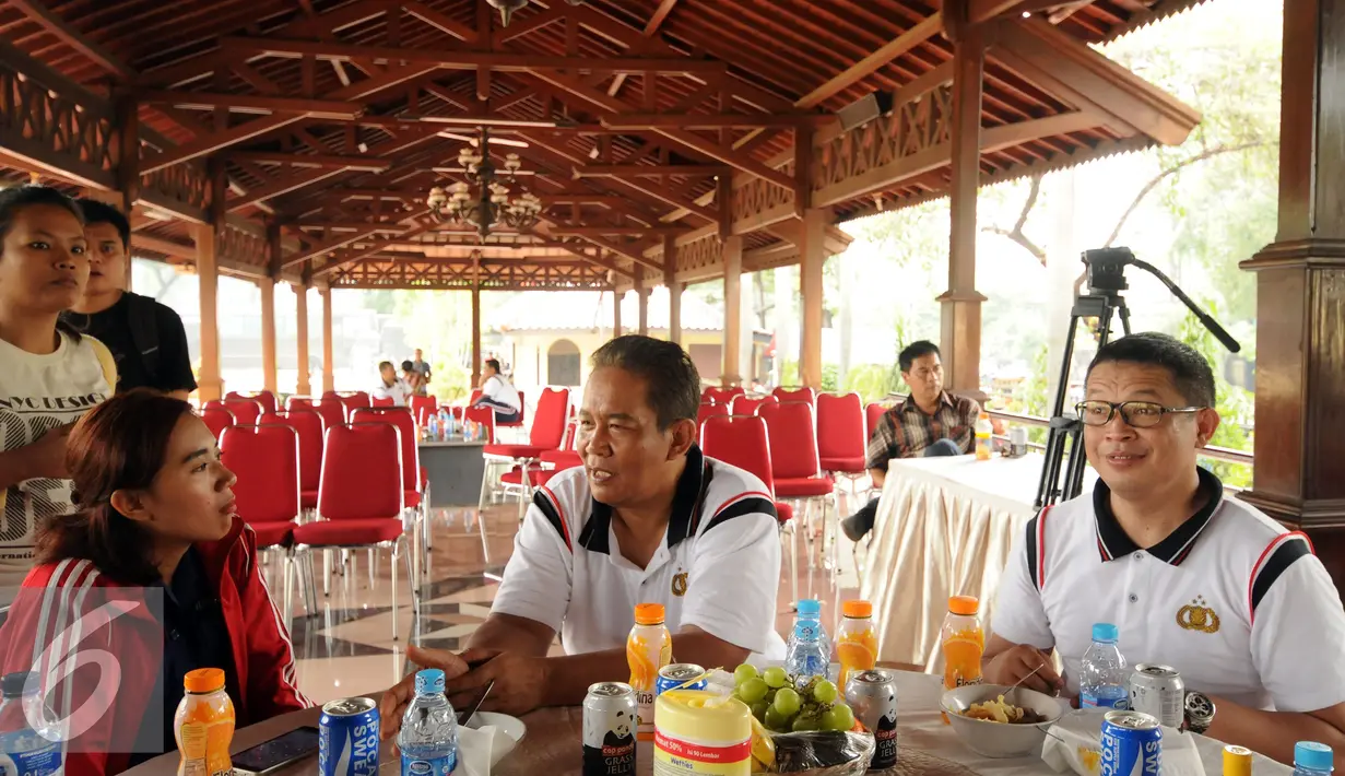 Kabareskrim Mabes Polri, Komjen Pol Anang Iskandar (tengah) berdiskusi dengan sejumlah pewarta usai melakukan jalan sehat di Lapangan Bhayangkara, Jakarta, Jumat (6/11/2015). Diskusi membahas berbagai isu terbaru. (Liputan6.com/Helmi Fithriansyah)