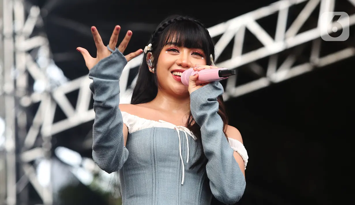 Ghea Indrawari tampil membawakan sejumlah lagu andalannya, salah satunya Jiwa yang Bersedih. (Liputan6.com/Angga Yuniar)