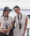 Biasanya kamu melihat Azizah mendukung sang suami di stadion bola. Kali ini, Azizah Salsha terlihat nonton MotoGP 2023. [@azizahsalsha_/@fuji_an]