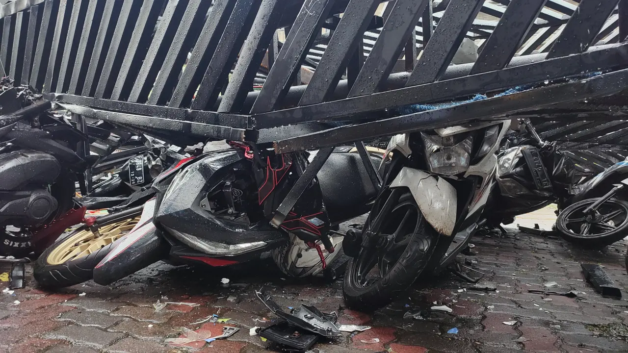 Papan reklame di kawasan Ruko Delima Jaya Jalan Soleh Iskandar, Kota Bogor roboh akibat terjangan angin kencang, Senin (24/1/2022).