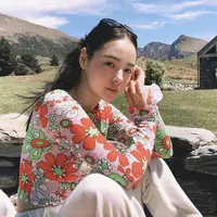 Min Hyo-rin tengah hamil dan menantikan kelahiran anak pertamanya bersama Taeyang, ia kerap terlihat memesona mengenkan pakain bermotif bunga seperti di foto ini. Ia mengenakan long sleeve crop top bermotif bubgan merah dan hijau. Instagram @hyorin_min