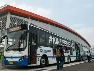 Bus transjakarta Koridor 13 (Ciledug-Tendean) berhenti saat uji coba di Halte Siskoal, Jakarta, Senin (15/5). Uji coba dilakukan untuk melihat kesiapan jalur dan menyelesaikan problem yang ditemukan di lapangan. (Liputan6.com/Gempur M Surya)