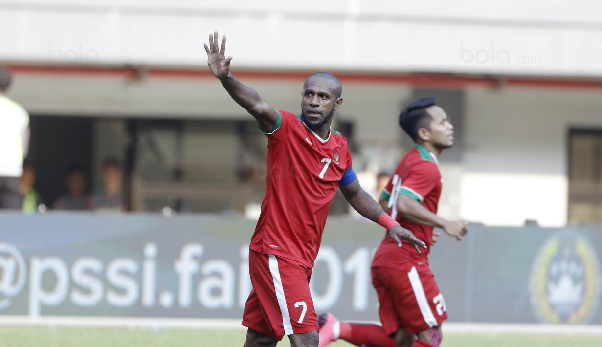 Kapten Timnas Indonesia, Boaz Solossa, saat pertandingan melawan Fiji pada laga persahabatan di Stadion Patriot, Bekasi, Sabtu, (2/9/2017). Skor berakhir imbang 0-0. (Bola.com/M Iqbal Ichsan)