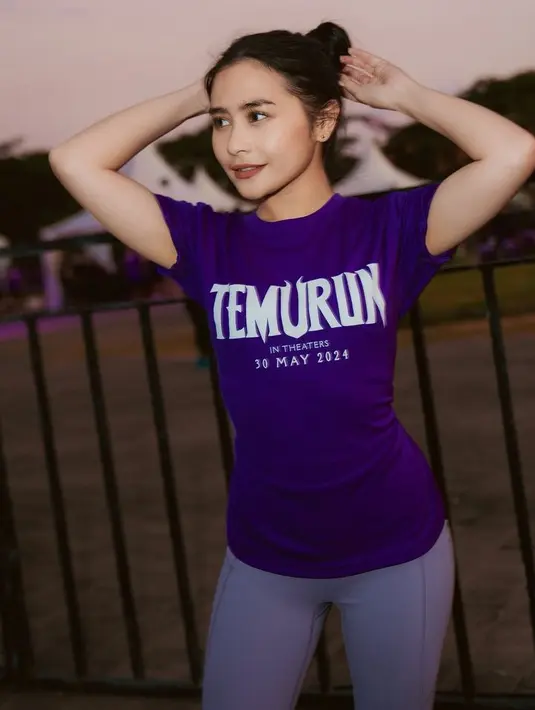 Tubuhnya semakin terlihat langsing ketika mengenakan kaos ungu lengan pendek dipadukan celana ketat warna senada. Rambutnya dicepol rapi. [@prillylatuconsina96]