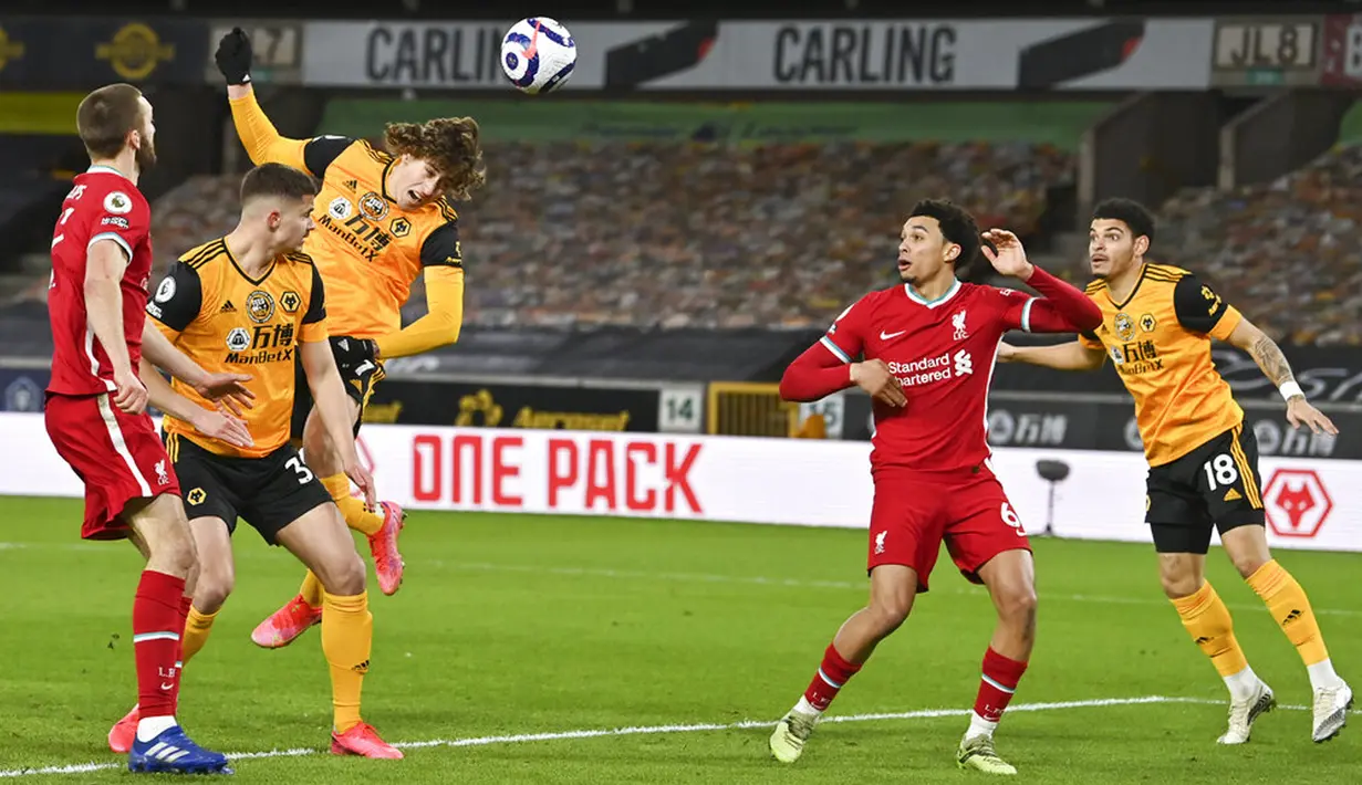 Pemain Wolverhampton Wanderers Fabio Silva (tengah) menyundul bola ke gawang Liverpool pada pertandingan Liga Inggris di Stadion Molineux, Wolverhampton, Inggris, Senin (15/3/2021). Liverpool menang 1-0. (AP Photo/Paul Ellis,Pool)