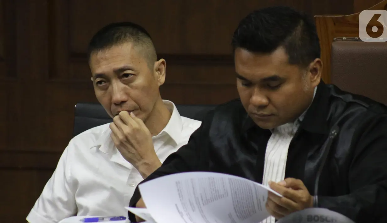Terdakwa kasus dugaan suap kepada Asisten Pidana Umum Kejati DKI Jakarta Agus Winoto dan jaksa Kejati DKI Jakarta Arih W Suranta, Sendy Pericho (baju putih) menyimak keterangan saksi saat sidang lanjutan di Pengadilan Tipikor Jakarta, Senin (14/10/2019). (Liputan6.com/Helmi Fithriansyah)